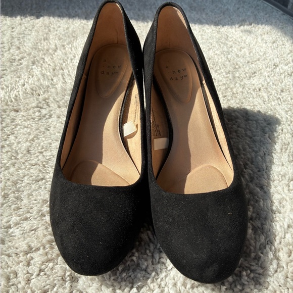 Elegant Black 3in Wedge Pumps - Picture 4 of 5